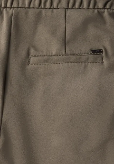 Detail einer braunen Hose mit Gesäßtasche.